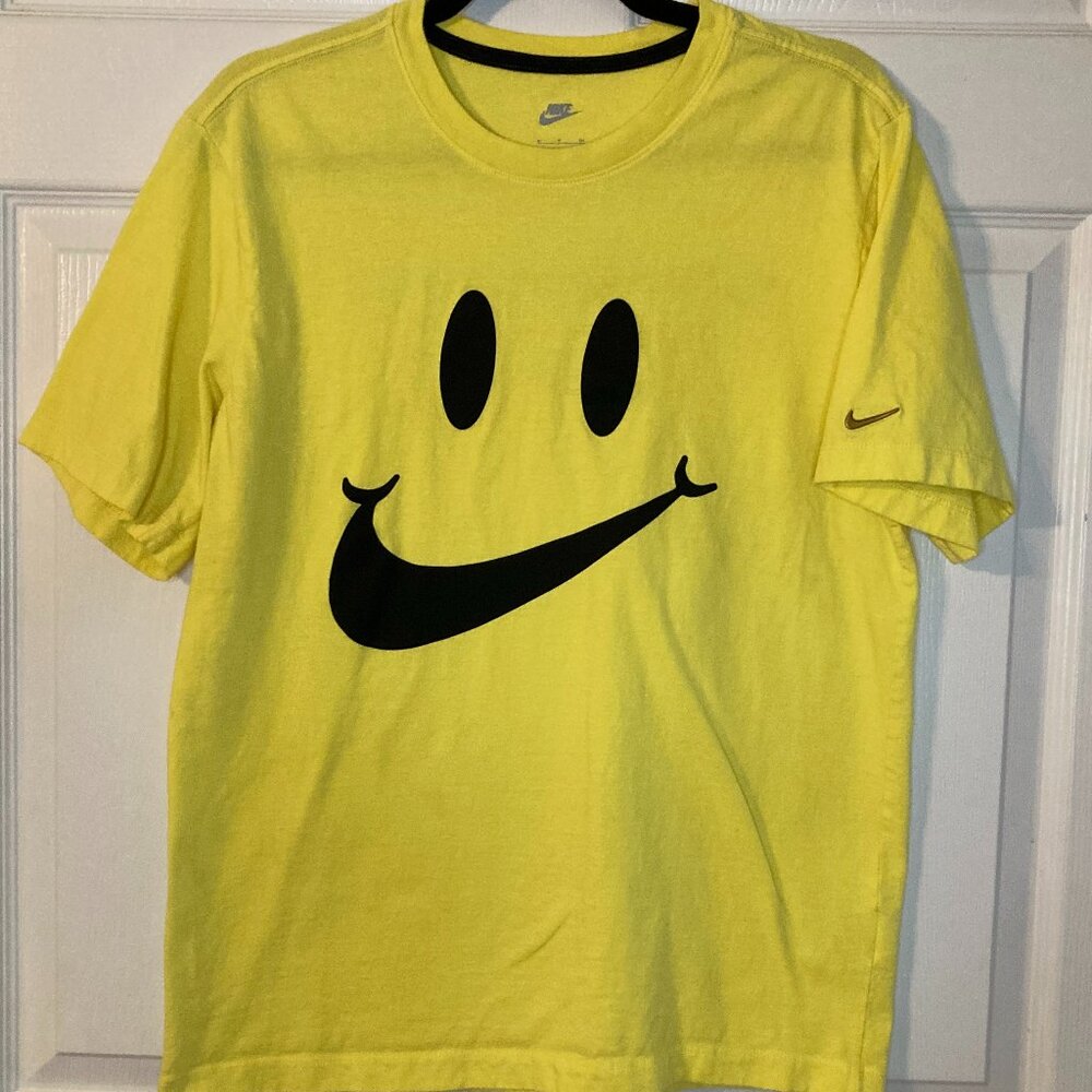 Nike Men's "Go the Extra Smile" Yellow Short Sleeve T-Shirt - Size S